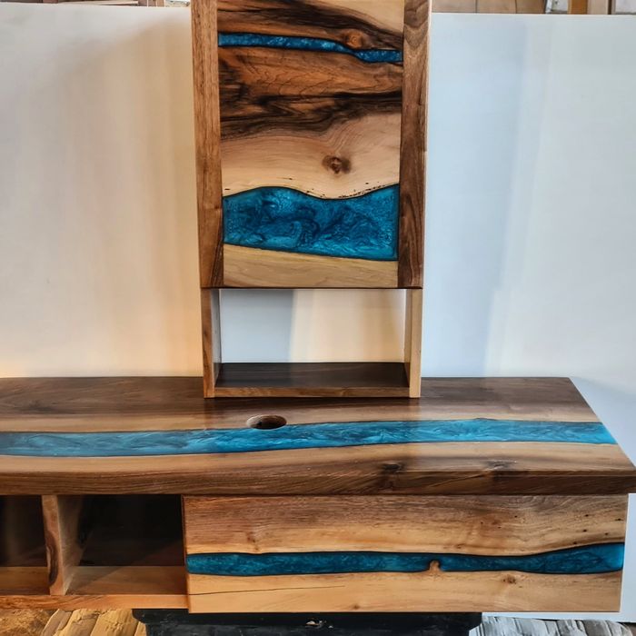 Плотове и мебели за баня от масивно дърво и епоксидна смола