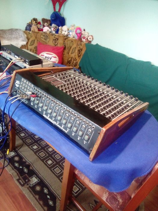 Peavey  Xr 1200 mixer Amerika 2 po 400w.