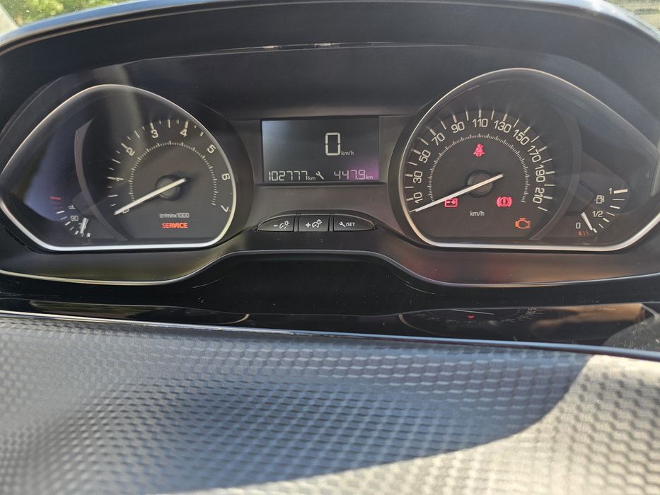 Vand  Peugeot 2008 1.2 PureTech | Panoramic, Navi, Euro 6 | 2017