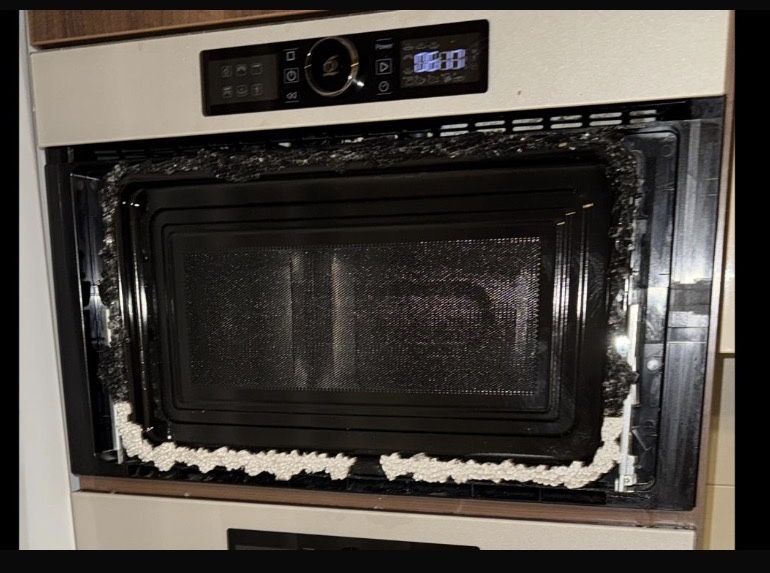 Cuptor microunde whirlpool functional, se vinde pentru piese