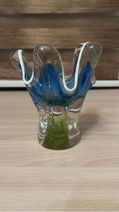 Ваза из цветного стекла