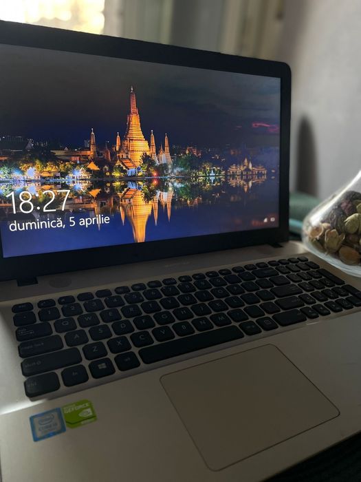Laptop ASUS.