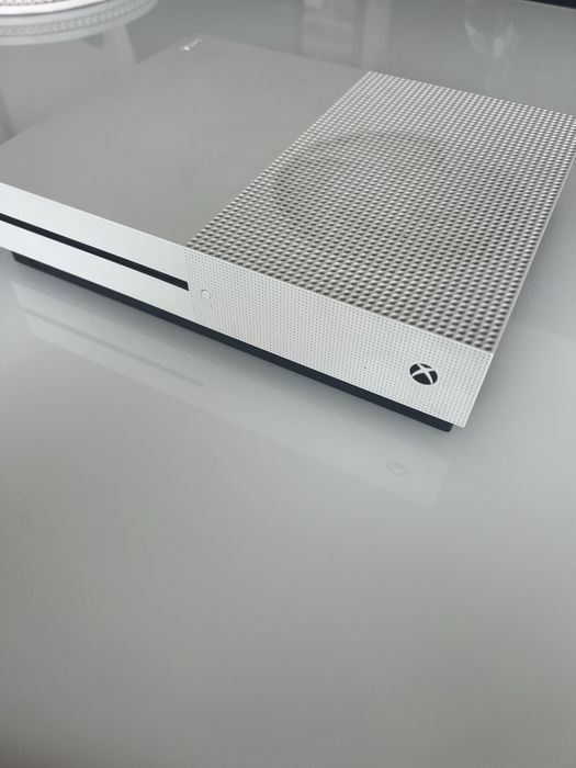 Vând Xbox One S , controler inclus , plus 9 jocuri