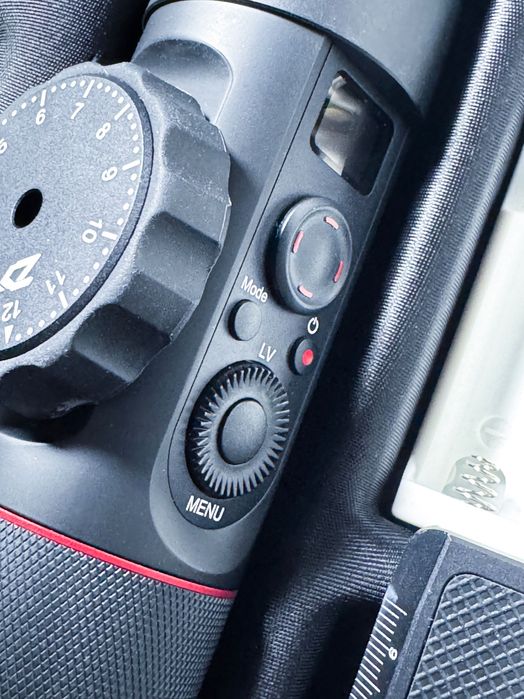 Zhiyun Crane 2 NOU Gimbal cu Stabilizre pe 3 axe, cu Follow Focus integrat, compatibil cu o gamă selectă de aparate foto DSLR
