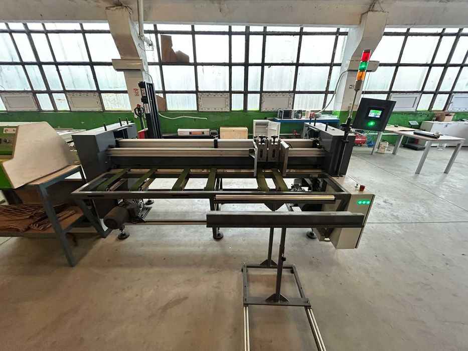 Masina de produs cutii carton , model autobox maker 2000