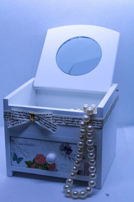 Бяла кутия за бижута