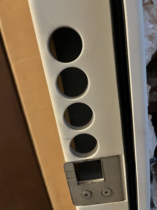 Чисто нова блиндирана врата Solid – Монтирана по погрешка