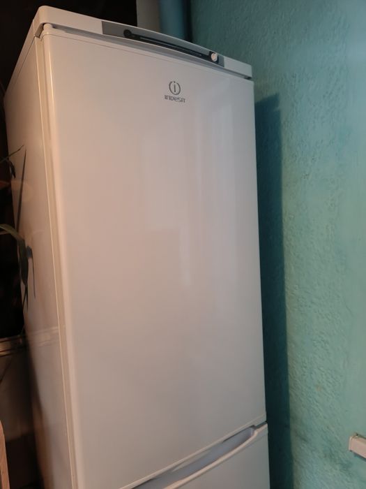 Холодильник Indesit