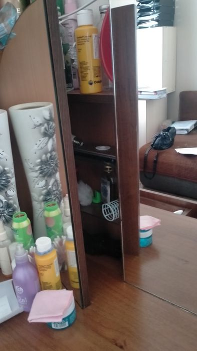 Туалетный столик с зеркалом