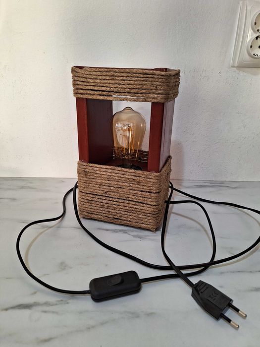 Lampa unicat lucrata manual: Caldura lemnului si farmecul becului Edison