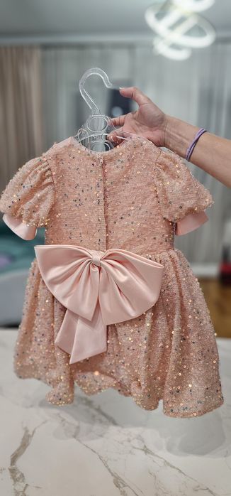 Нарядное платье с паетками