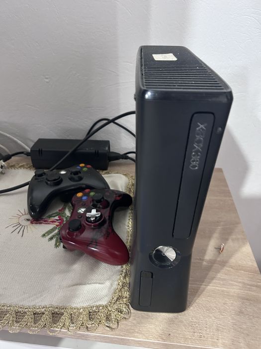 Vand Xbox 360  plus 20 jocuri