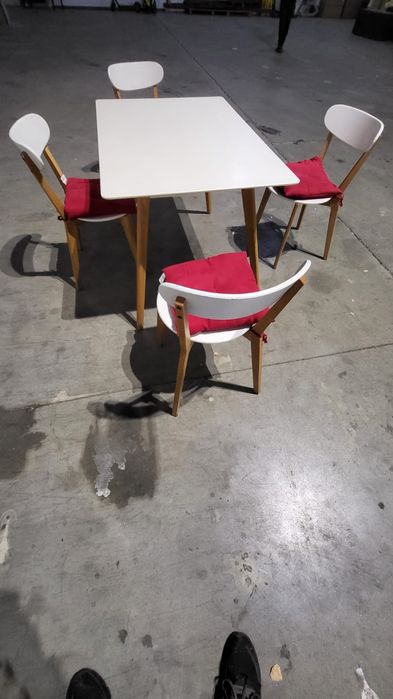 Masa dining cu patru scaune