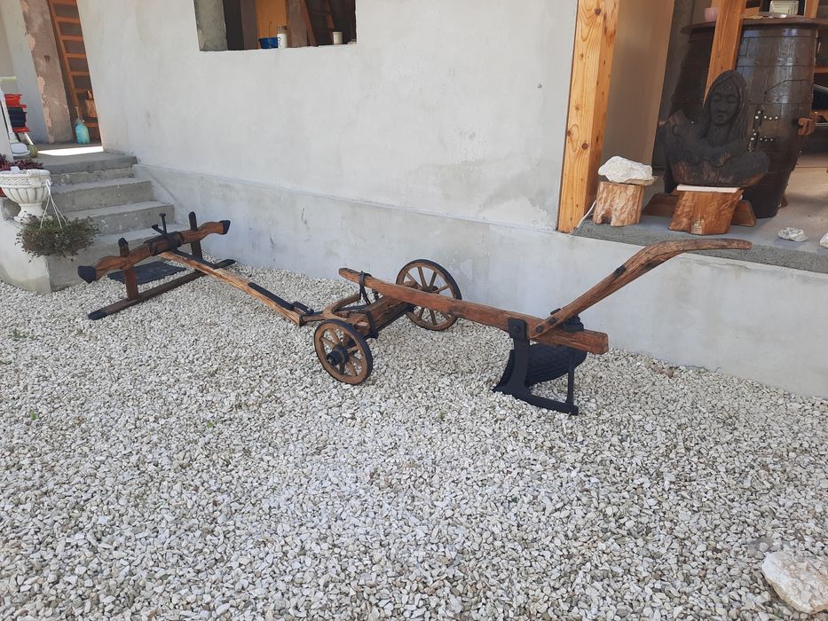 Plug vechi autentic cu jug si caruta