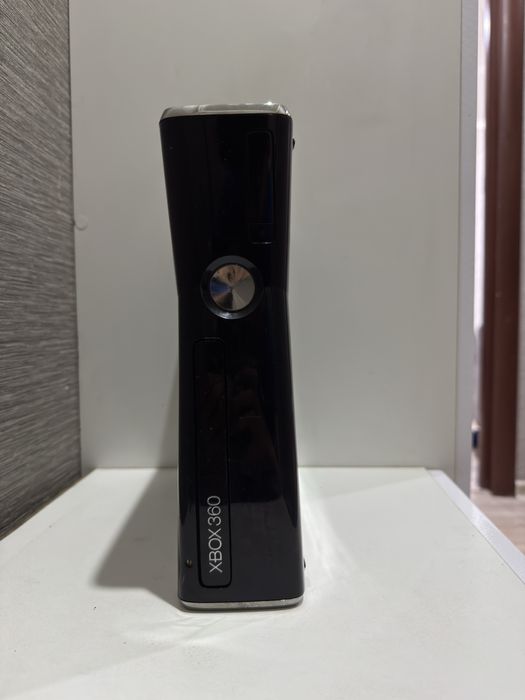 Продам Xbox 360 Slim (прошитая) с Kinect и 30+ играми
