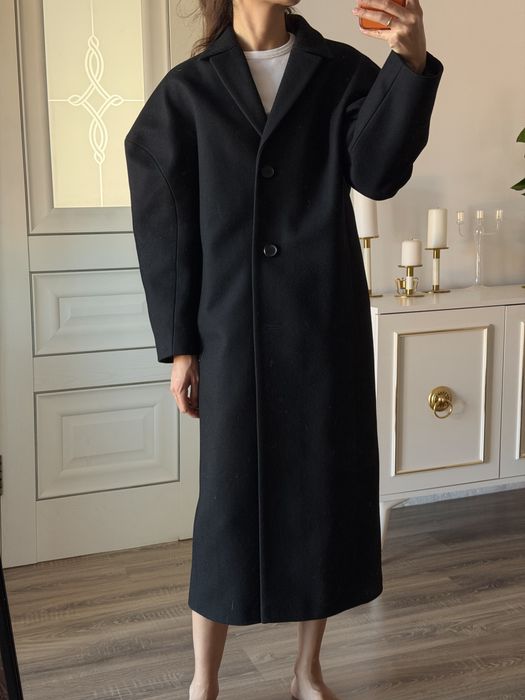 Пальто с круглыми рукавами.