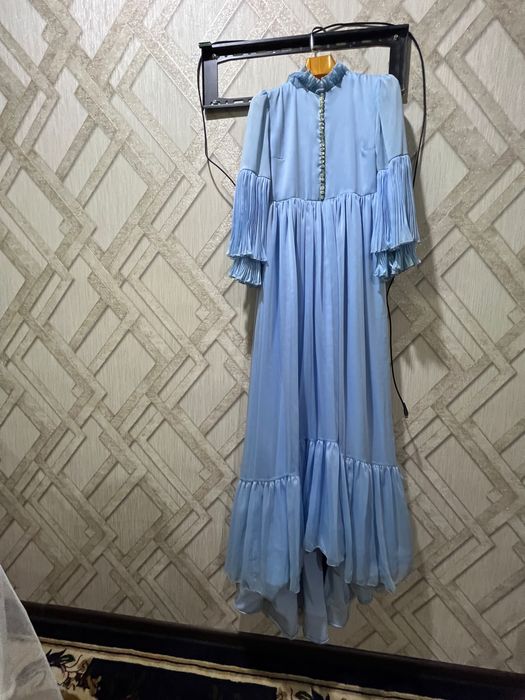 Yuz ochti marosimida kiyilgan ansanbl ko’ylak chop’on  bilan