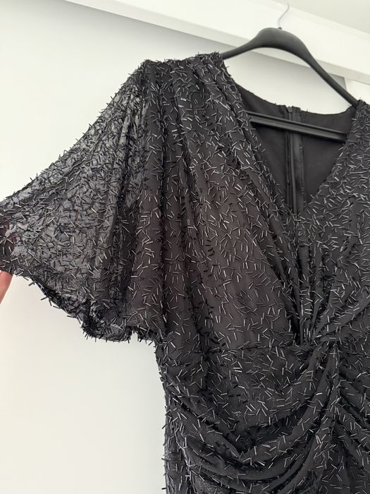 Черна блестяща рокля