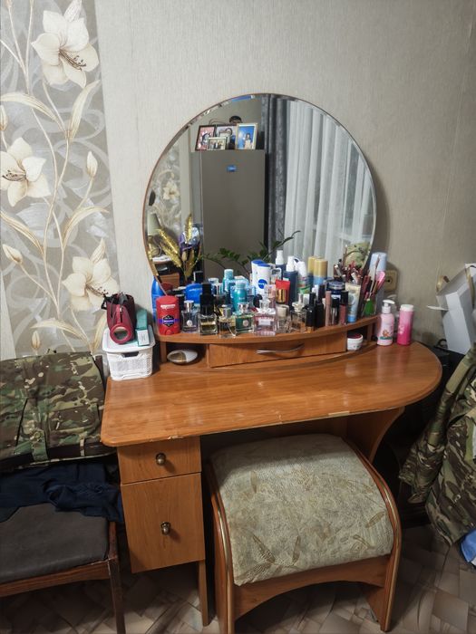 Продаем трюмо с пуфиком