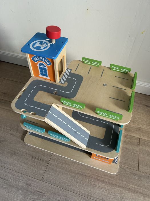 Дървен детски гараж за колички Moni