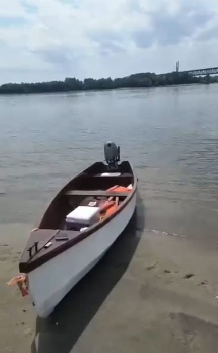 Vând barca  din stejar și fibra