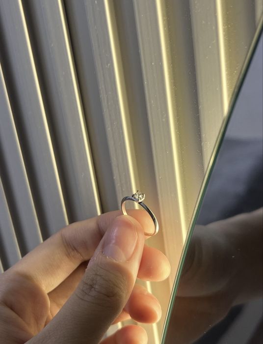 Кольцо с бриллиантом