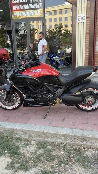 Motosikl ducati diavel