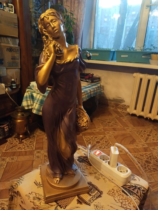 Интерьерная гипсовая статуэтка , девушка с корзиной