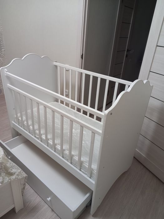 Кроватка новая белая.