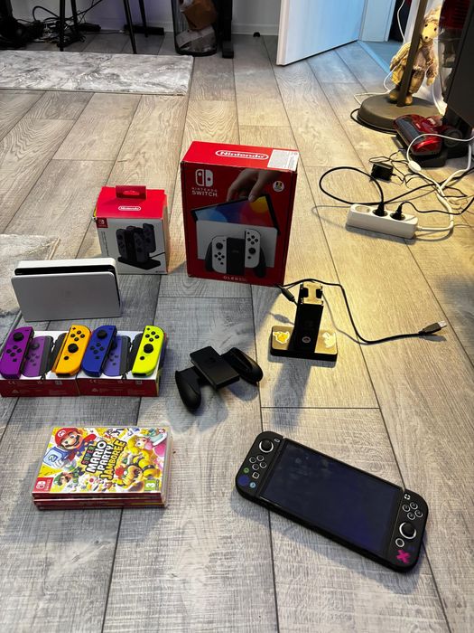 Nintendo Switch Oled - 3 jocuri + 4 perechi de joy-con-uri + accesorii