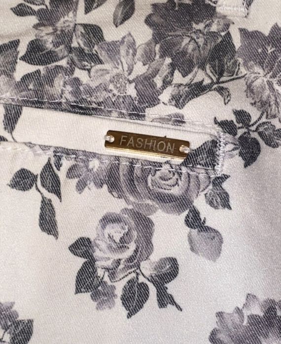 Pantaloni albi cu flori