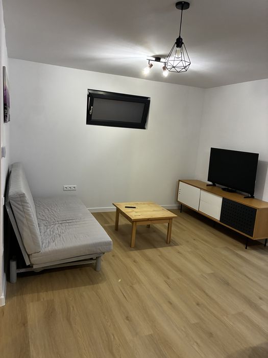 Inchiriez apartament casa curte 2 dormitoare, 1 living, loc de parcare