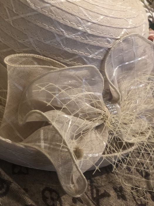 Дамска шапка с панделка и воалетка