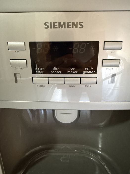 SIEMENS Side-by-Side хладилник с ледогенератор, диспенсър за вода и No Frost – инокс