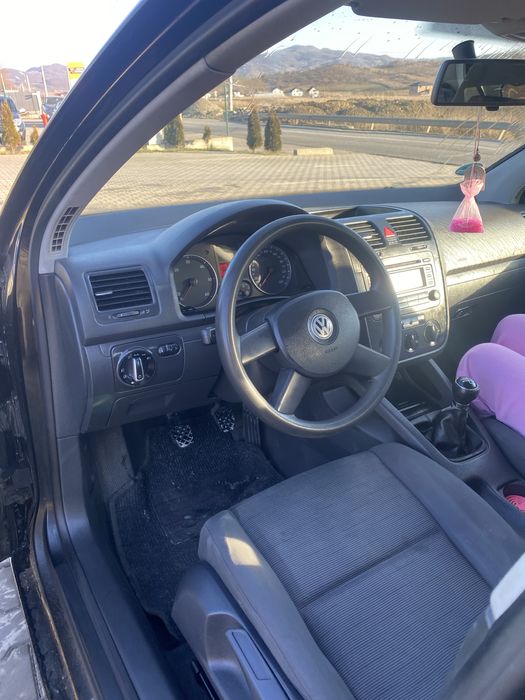 Vand golf 5 gri , cu cutie manuala