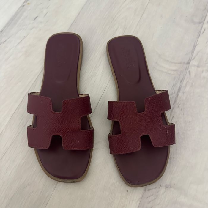 Летние сандилии бордовые