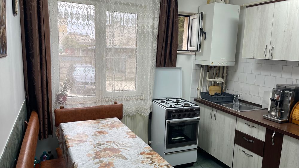 Proprietar, vând apartament 4 camere plus garaj