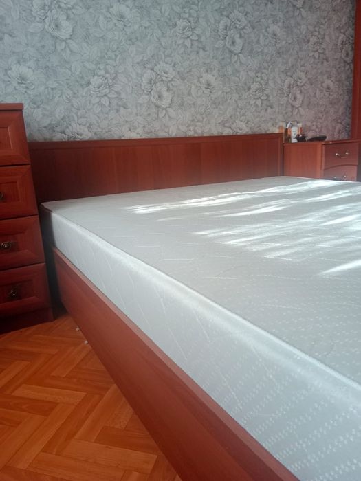 Кровать с матрасом