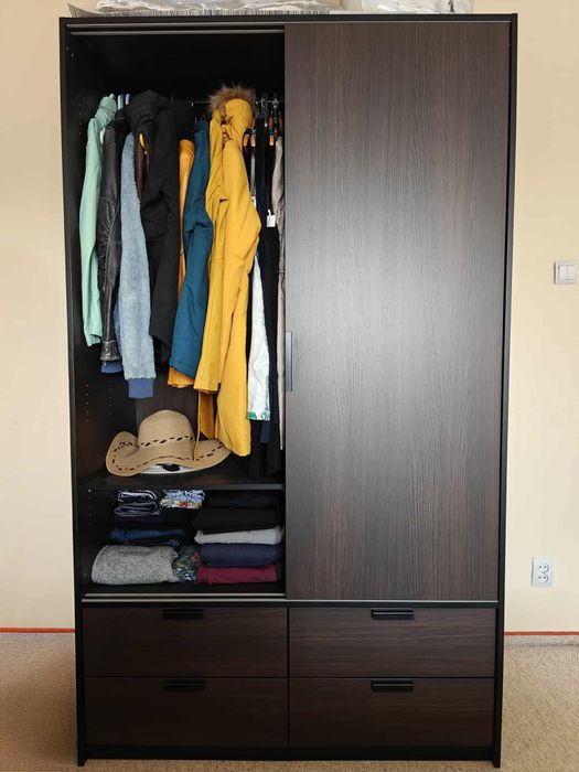 Dulap cu 2 uși glisante și 4 sertare + Comodă cu 3 sertare