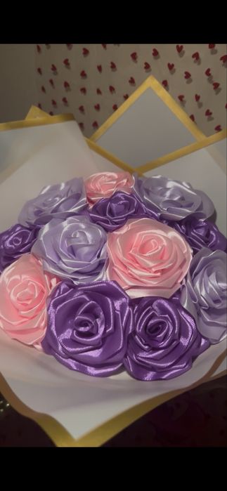 Realizez buchete de trandafiri din satin!