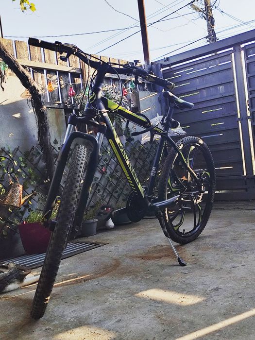 Vând 2 biciclete,una clasică și una electrică.