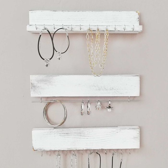 Органайзер бижута медали за стена дървен с кукички поставка закачалка