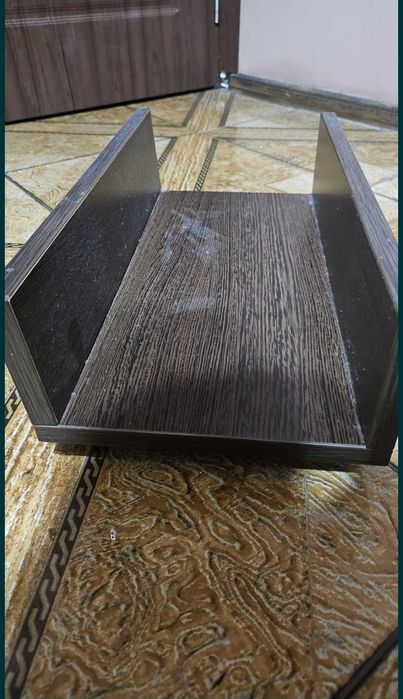 Birou Wenge cu suport pentru unitate pc mobila.