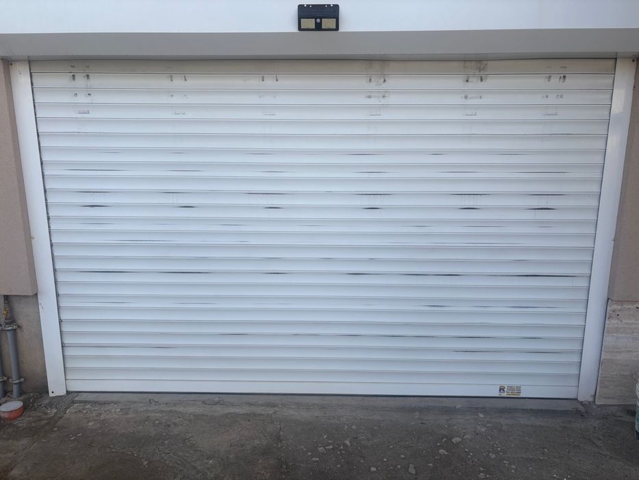 Ролетна гаражна врата