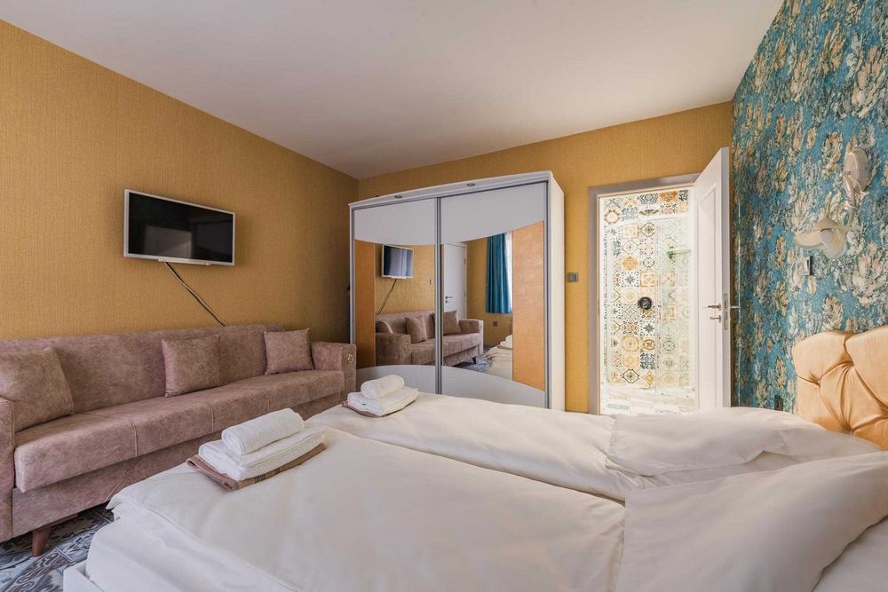 Луксозна къща с басейн, голям двор - парк, лятна веранда