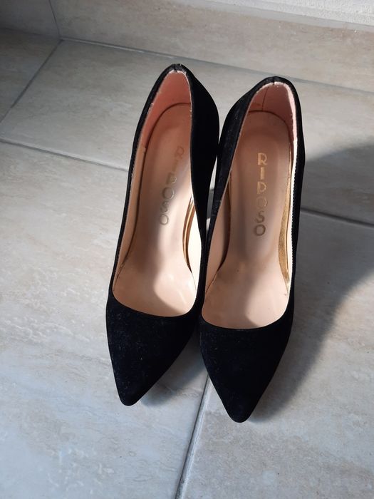 Pantofii stiletto cu broderie pe toc