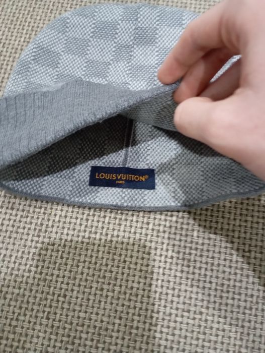 Vând căciulă Luis Vuitton gri