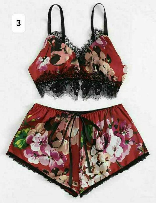 Set pijamale damă se trimite prin curier