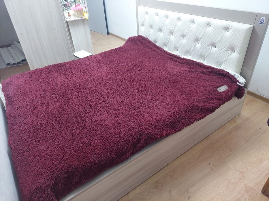 Продам двуспальную кровать