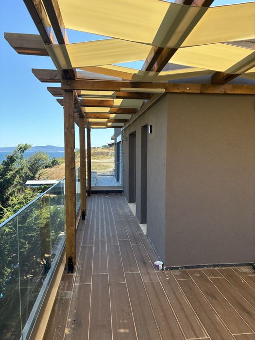 Изграждаме дървени навеси, парапети, подиуми с декинг и др.